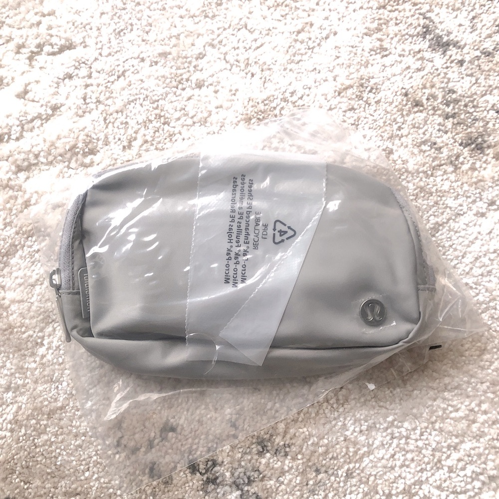 NEW Lululemon Everywhere Belt Bag in Silver Drop/White - Picture 4 of 6